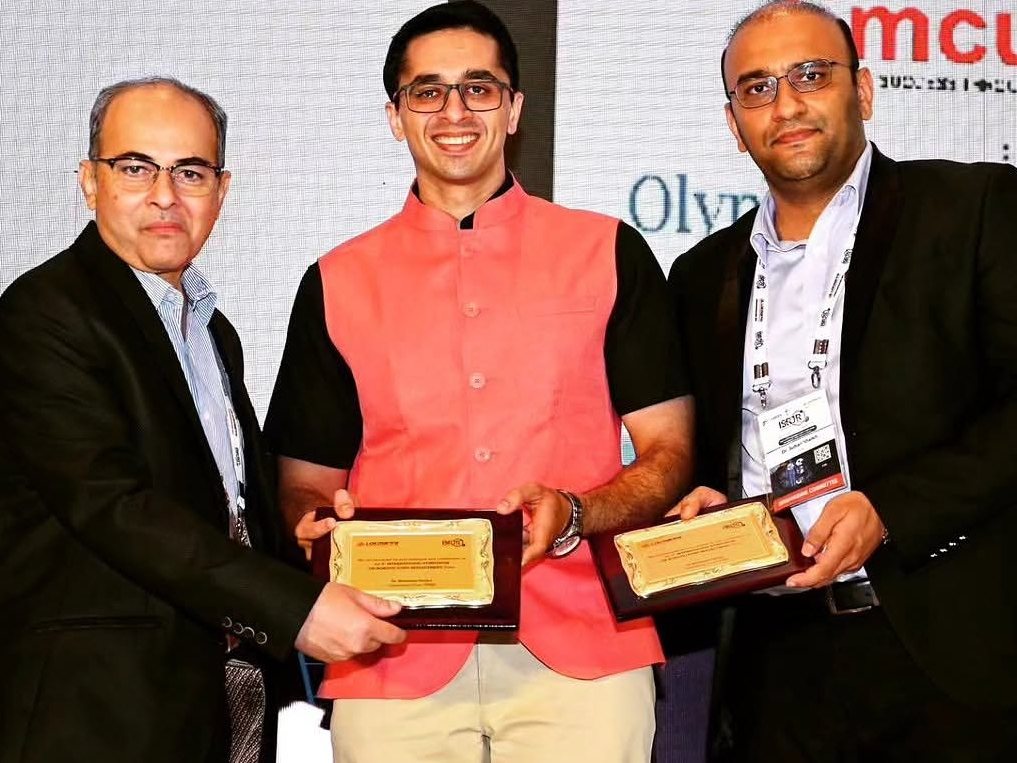 Dr. Godbole felicitated by Dr. Narendra Vaidya for organising ISRJR