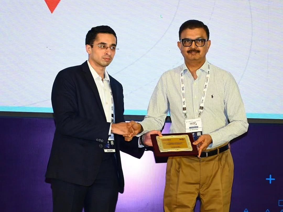 Dr. Godbole felicitating Dr. Vikram Shah (Shalby Hospitals) at ISRJR