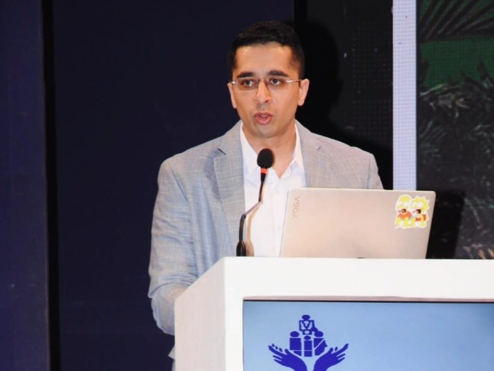 Dr. Godbole delivering a keynote on robotic joint replacement at MEGA GPCON 2024