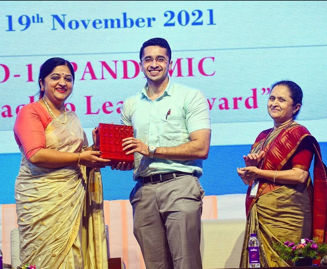 Dr. Godbole receiving the Best Original Research Paper award, MIMER Medical College