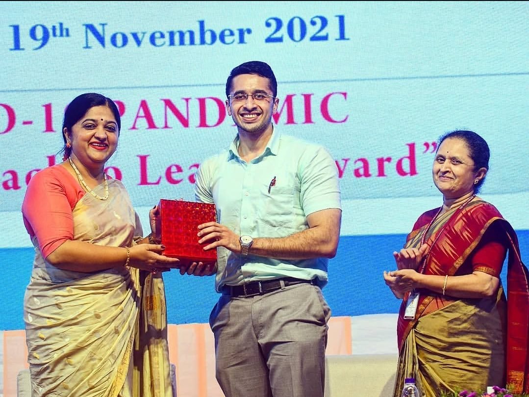 Dr. Godbole receiving the Best Original Research Paper award, MIMER Medical College